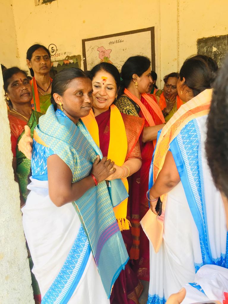 AdvNivedida's tweet photo. #TelanganaPravas
Felicitated Asha workers of Dwarakapetta for their tremendous support in #ModGovt 's efforts to fight Covid 19.
#CovidWarriors
@BJPMahilaMorcha
@BJP4Keralam
@BJMM4Kerala
@VanathiBJP https://t.co/q2txKf5kd6