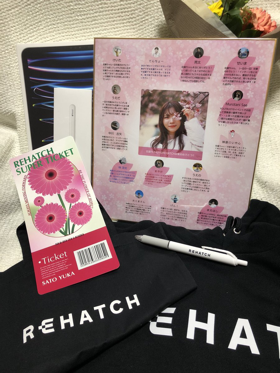 Tiffany_note's tweet photo. 1年半、インターン生として勤めたREHATCH株式会社もついに卒業しました😭
プレゼントもたくさんいただいて、動画も作っていただいて、本当に感無量です🎁✨
オフィスやイベントにまた遊びに行きます!長い間お世話になりました🙇🏻♀️
新天地でも頑張ります💪
#REHATCH #卒業 https://t.co/TIw9fOuNIu