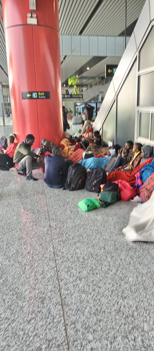 WaruiJohn2's tweet photo. Pwani University comrades sleeping in the cold ni sad Sana!Ati Shule inawaambia haina pesa ya kuwarudisha yet walikuwa wanaenda kurepresent shule kwa sports Eldoret?! What nonsense is that?Student leader wa hii University ni nanii?? https://t.co/RHxHZrTZga