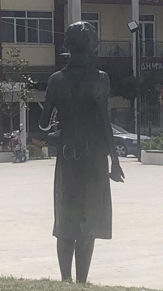 paidisi's tweet photo. ΑΠΑΡΑΔΕΚΤΟΙ ΒΕΒΗΛΩΣΑΝ ΤΟ ΑΓΑΛΜΑ ΤΗΣ ΑΓΡΟΤΙΣΣΑΣ ΣΤΗΝ ΠΛΑΤΕΙΑ ΤΟΥ ΤΥΡΝΑΒΟΥhttps://t.co/ttEgICDgfu https://t.co/BNEkAb7cFy