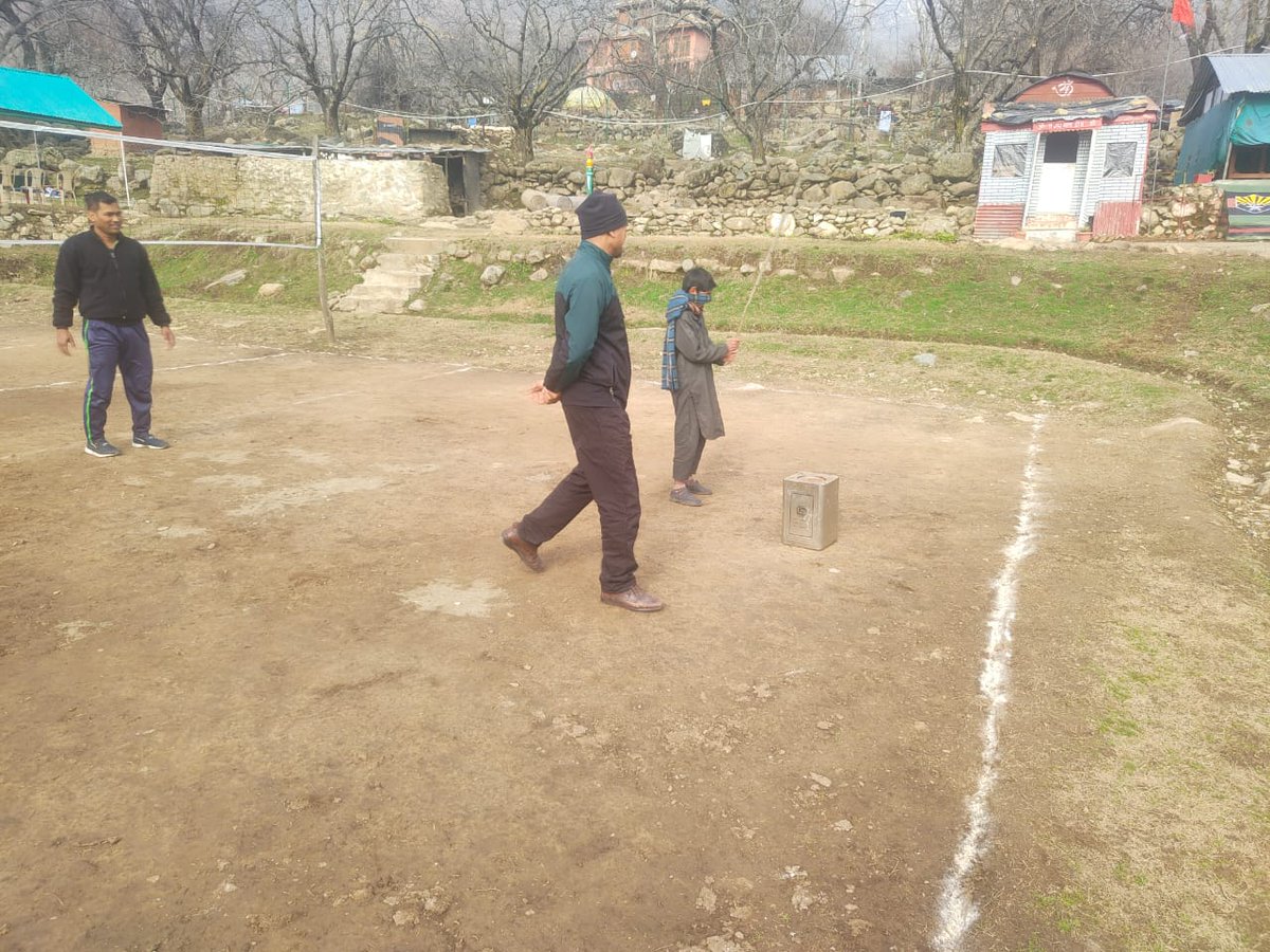 's tweet image. Keeping in mind the endeavour to bond with the young generation and to promote a healthy and positive environment, #Malangam Camp of @Wular Battalion organised #FunandFrolic Games for Children of neighbouring villages.  
#Funinthevalley
#Armywithchildren
#Wularbattalion