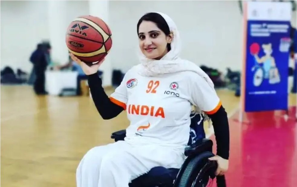 farooqganderbal's tweet photo. Around 15 years ago,a tragic accident not only shattered the dreams of a Budgam woman of becoming a doctor but confined her to the wheelchair.But nothing stopped her from working hard and becoming the first wheelchair bound basketball international player of Kashmir
#InshaBashir https://t.co/vJTl2a7HYe