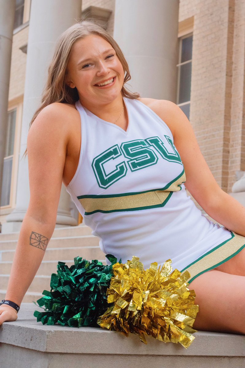 bburgemily's tweet photo. i’m literally obsessed with my senior pictures🥹🫶 https://t.co/I8MNUKVmWY