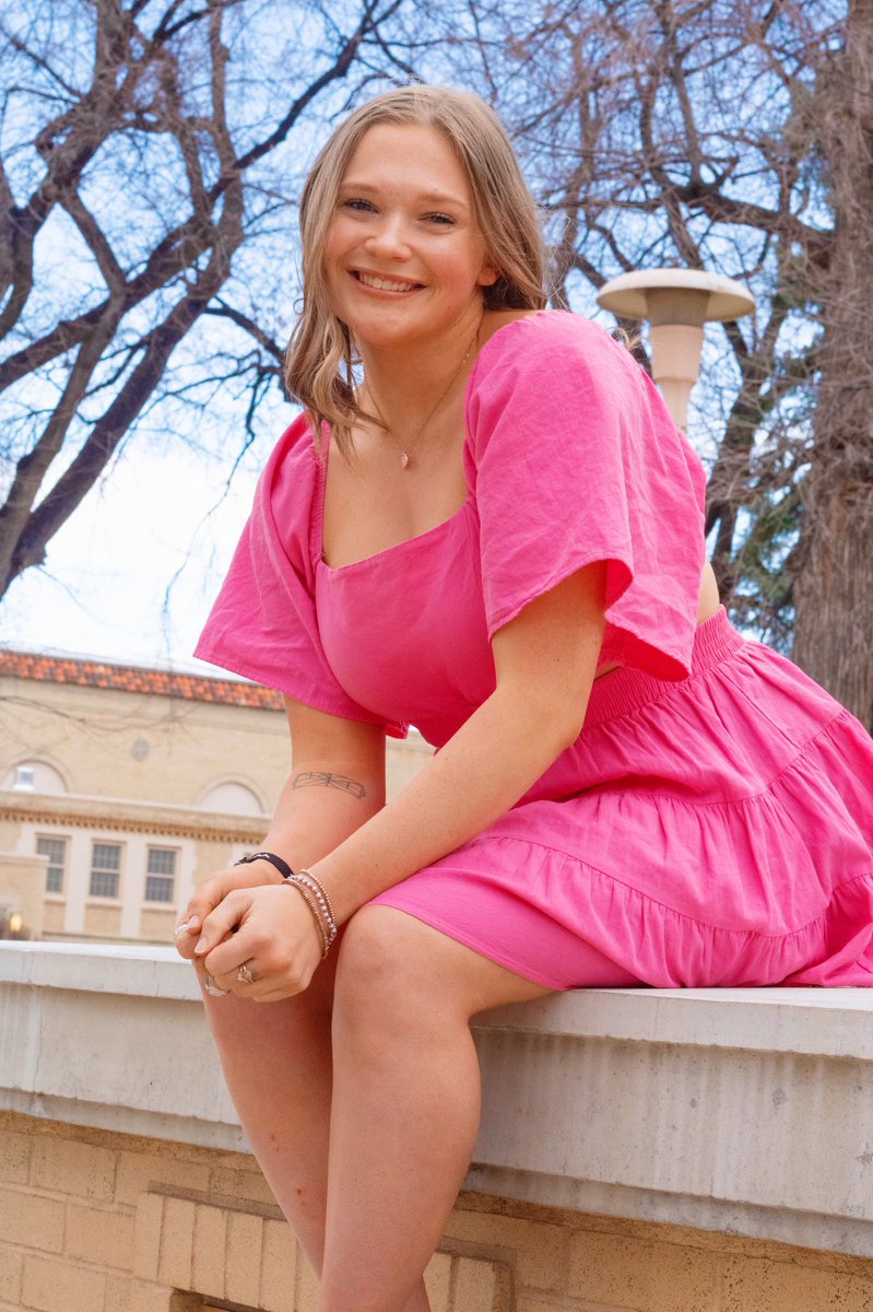 bburgemily's tweet photo. i’m literally obsessed with my senior pictures🥹🫶 https://t.co/I8MNUKVmWY