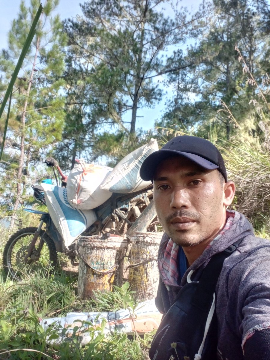 aritoakite's tweet photo. Orang Takengon kec Linge, masih di lahan kerja vcs 😭 https://t.co/RgQpVN7vzW