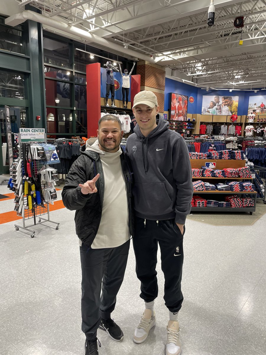 So I’m wandering around @DICKS killing time… waiting for my family to fly in from their move from Utah🏔️and “Utah” finds a way to surprise me 1 more time 😂 in walks @cavs @smerrill05 a @USUBasketball 🐐! It was great to finally meet you and good luck in the playoffs #LetemKnow