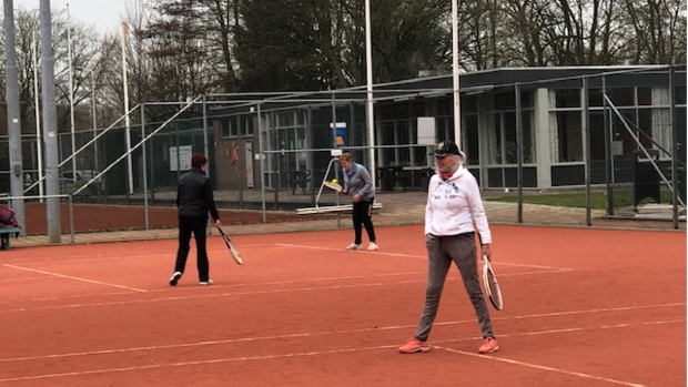 DeDrontenaar's tweet photo. Oud-tennistopper Tom Okker bij start OldStars Tennis -  https://t.co/vwmmLUcjqe https://t.co/fCuDU4Dz5G