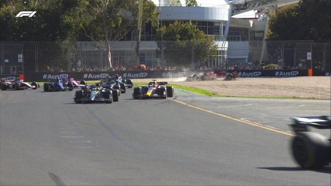 LockUpBrasil's tweet photo. Largada SEN-SA-CIO-NAL de George Russell e Lewis Hamilton! 

Inacreditável o que Alex Albon está tirando da Williams! Uma mágica após a largada ruim das Aston Martins!

Lance Stroll acertou Charles Leclerc que está fora da corrida! Que maluquice o começo!

#AustralianGP https://t.co/5V9Uk6hEaH