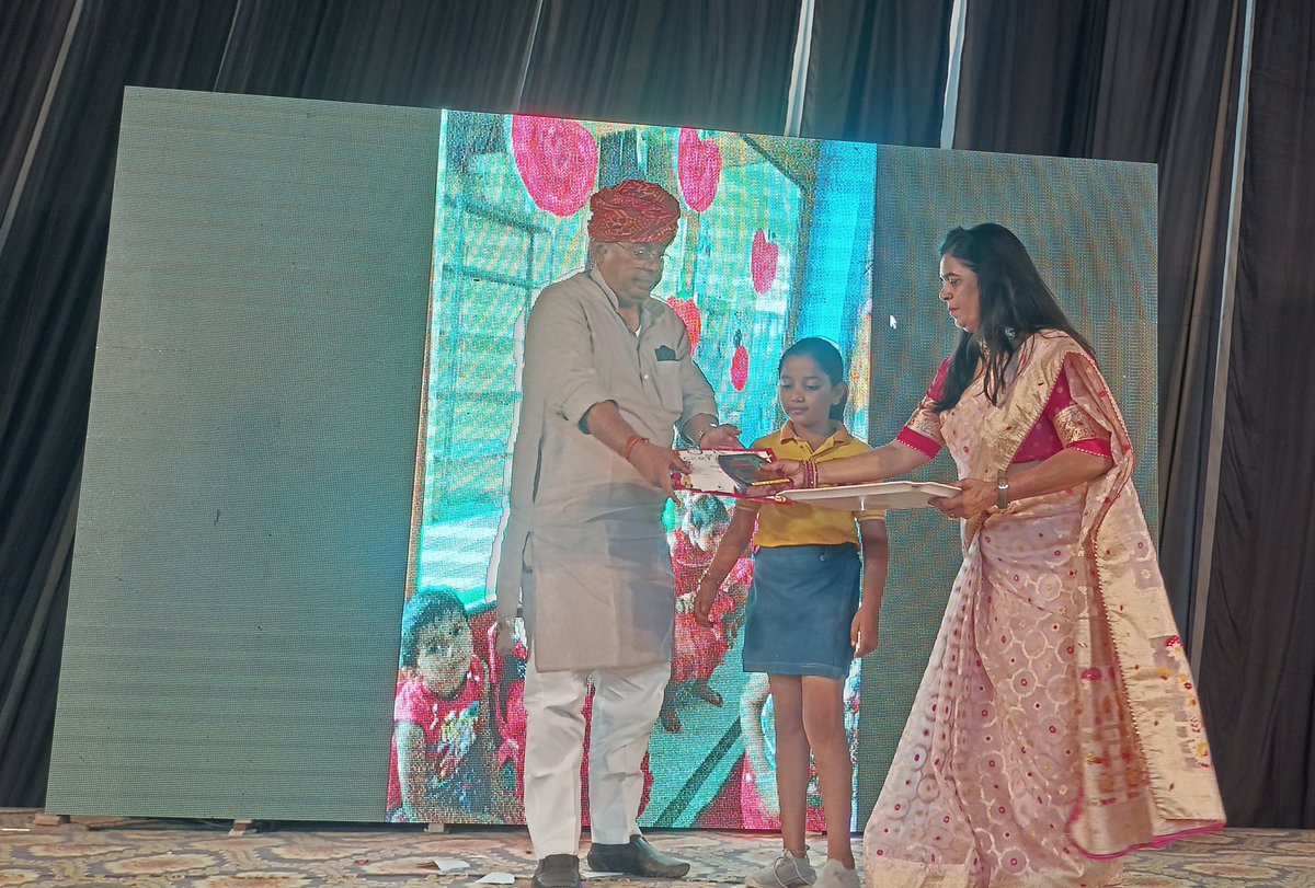 NareshKotwaal's tweet photo. #Best wishes for bright future my champ🏆
#Awarded by #2ndRank in 4th class. Excellent achivement.
#Annualfunction2023
#Kidzepathshala
🏨🙏 https://t.co/8wm2ln47gZ