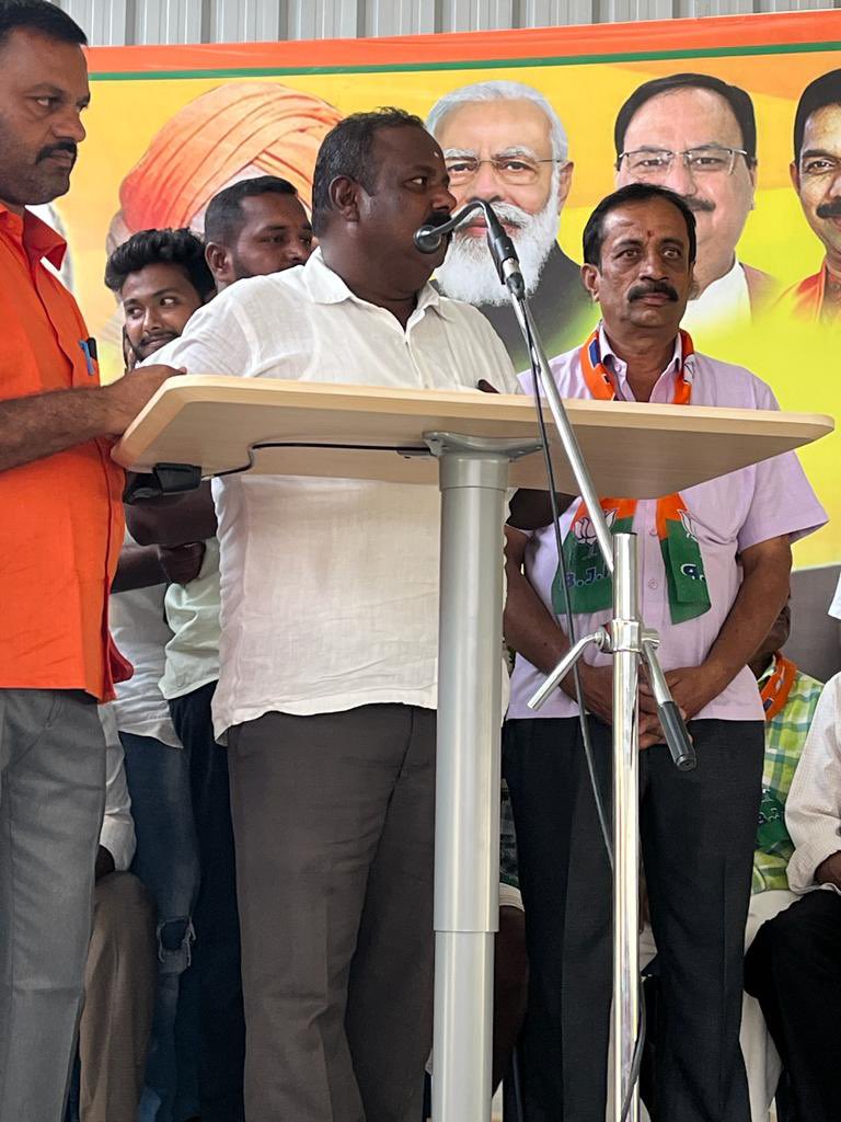 bsureshgowda1's tweet image. ಇಂದು ತುಮಕೂರು ಗ್ರಾಮಾಂತರದ ಬಿಜೆಪಿ ಕಾರ್ಯಾಲಯ ಶಕ್ತಿ ಸೌಧದಲ್ಲಿ. ಗೂಳೂರು ಹೋಬಳಿಯ ಮಾನಂಗಿಯ ಜೆಡಿಎಸ್ ಮುಖಂಡರಾದ ಲಿಂಗರಾಜು ಹಾಗೂ ಕಾಂಗ್ರೆಸ್ ಮುಖಂಡರಾದ ವಿಜಿಕುಮಾರ್ ನೇತೃತ್ವದಲ್ಲಿ ಅಪಾರ ಸಂಖ್ಯೆಯ ಅನ್ಯ ಪಕ್ಷದ ಕಾರ್ಯಕರ್ತರು ನಮ್ಮ ಬಿಜೆಪಿ ಪಕ್ಷಕ್ಕೆ ಸೇರ್ಪಡೆಯಾದರು. #TeamBSG #Shakthisoudha #strength #BJP4Tumkur