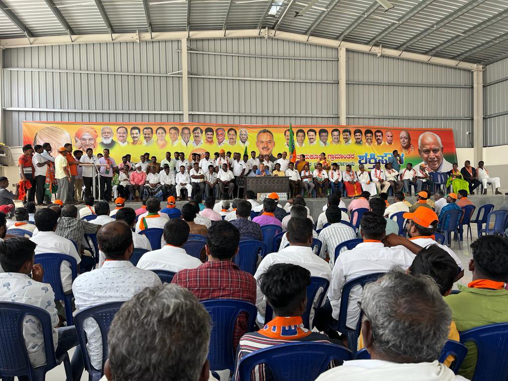 bsureshgowda1's tweet image. ಇಂದು ತುಮಕೂರು ಗ್ರಾಮಾಂತರದ ಬಿಜೆಪಿ ಕಾರ್ಯಾಲಯ ಶಕ್ತಿ ಸೌಧದಲ್ಲಿ. ಗೂಳೂರು ಹೋಬಳಿಯ ಮಾನಂಗಿಯ ಜೆಡಿಎಸ್ ಮುಖಂಡರಾದ ಲಿಂಗರಾಜು ಹಾಗೂ ಕಾಂಗ್ರೆಸ್ ಮುಖಂಡರಾದ ವಿಜಿಕುಮಾರ್ ನೇತೃತ್ವದಲ್ಲಿ ಅಪಾರ ಸಂಖ್ಯೆಯ ಅನ್ಯ ಪಕ್ಷದ ಕಾರ್ಯಕರ್ತರು ನಮ್ಮ ಬಿಜೆಪಿ ಪಕ್ಷಕ್ಕೆ ಸೇರ್ಪಡೆಯಾದರು. #TeamBSG #Shakthisoudha #strength #BJP4Tumkur