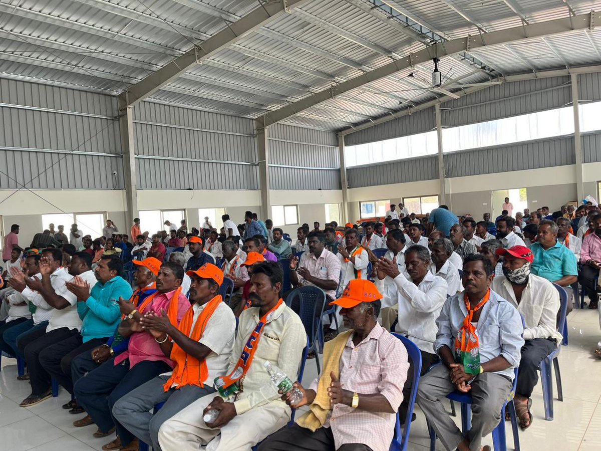 bsureshgowda1's tweet image. ಇಂದು ತುಮಕೂರು ಗ್ರಾಮಾಂತರದ ಬಿಜೆಪಿ ಕಾರ್ಯಾಲಯ ಶಕ್ತಿ ಸೌಧದಲ್ಲಿ. ಗೂಳೂರು ಹೋಬಳಿಯ ಮಾನಂಗಿಯ ಜೆಡಿಎಸ್ ಮುಖಂಡರಾದ ಲಿಂಗರಾಜು ಹಾಗೂ ಕಾಂಗ್ರೆಸ್ ಮುಖಂಡರಾದ ವಿಜಿಕುಮಾರ್ ನೇತೃತ್ವದಲ್ಲಿ ಅಪಾರ ಸಂಖ್ಯೆಯ ಅನ್ಯ ಪಕ್ಷದ ಕಾರ್ಯಕರ್ತರು ನಮ್ಮ ಬಿಜೆಪಿ ಪಕ್ಷಕ್ಕೆ ಸೇರ್ಪಡೆಯಾದರು. #TeamBSG #Shakthisoudha #strength #BJP4Tumkur