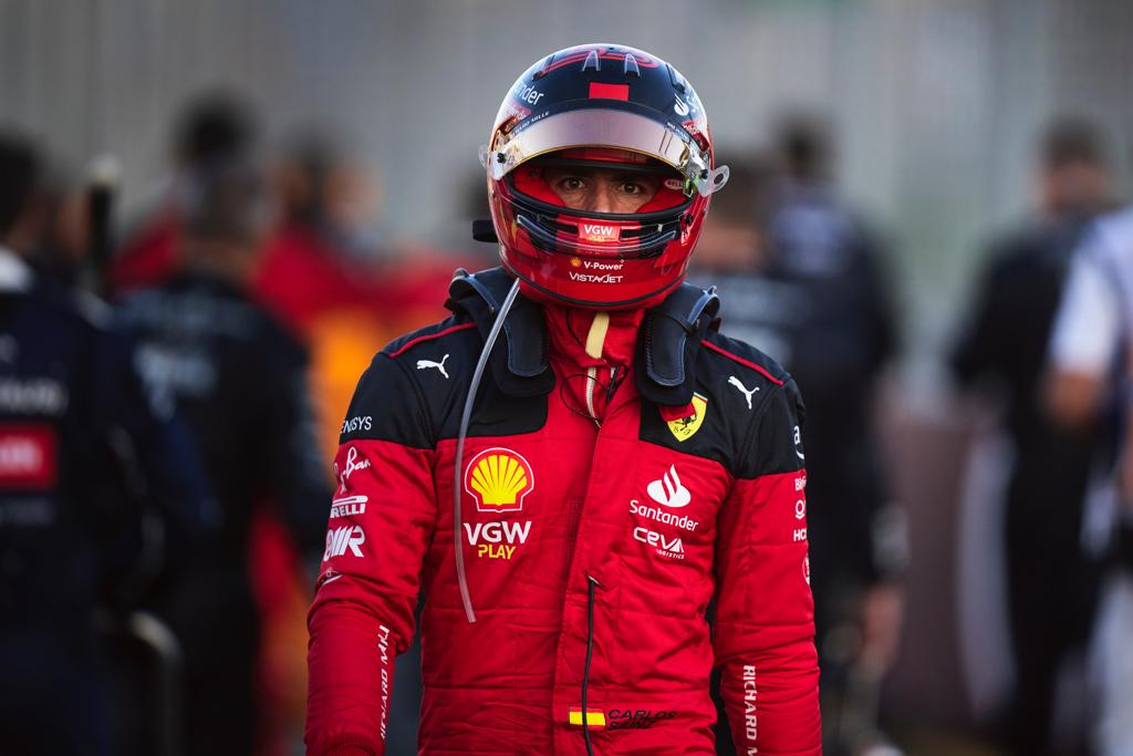 Carlos Sainz, piloto de Ferrari en la Fórmula 1, se reporta listo para el Gran Premio de Azerbaiyán. Foto: Twitter. @Carlossainz55.