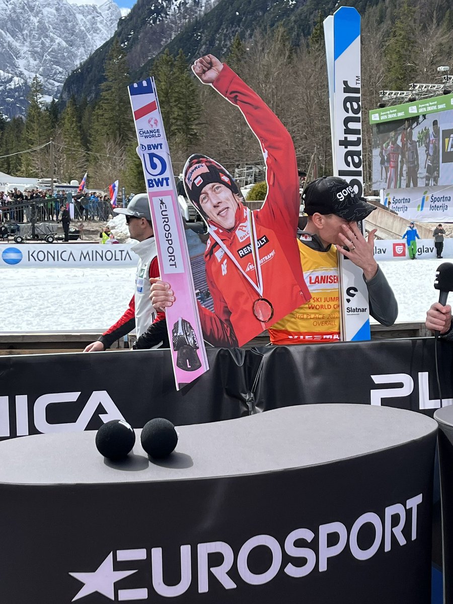 DominikFormela's tweet photo. „Dziękujemy” od polskich kibiców pod Letalnicą.

#skijumpingfamily 🫶 https://t.co/xiY4tPmESx