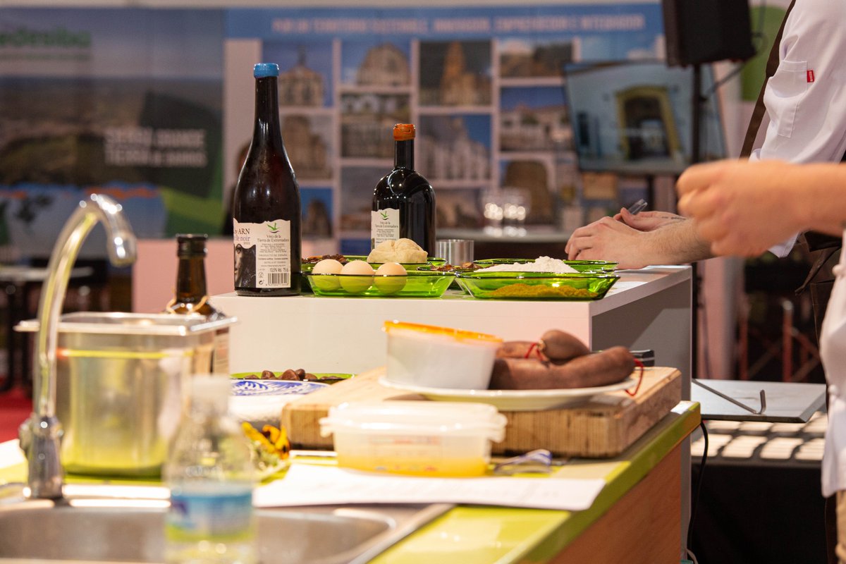iberovinac's tweet photo. Con el #showcooking del chef, Pedro Manuel Collado Cruz, del nuevo restaurante de #Almendralejo #Malasuegra cerramos el programa de actividades de #Iberovinac2023 🫒🍷

¡Una forma exquisita de llegar al final! 😋 https://t.co/I24wDpSHXd