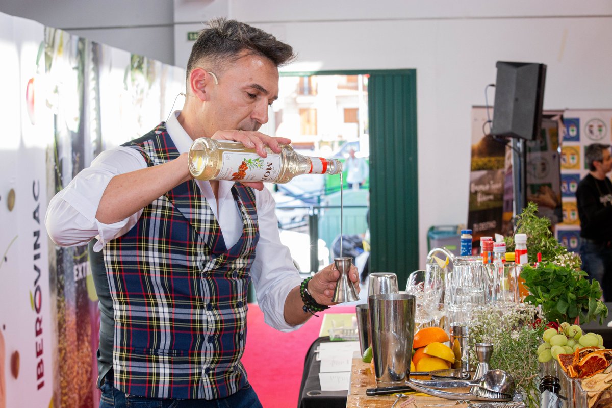 iberovinac's tweet photo. Así vivimos el taller de cócteles con #cava 🥂 y #vino en #Iberovinac2023 🍷🫒 https://t.co/gWGGukVh2L