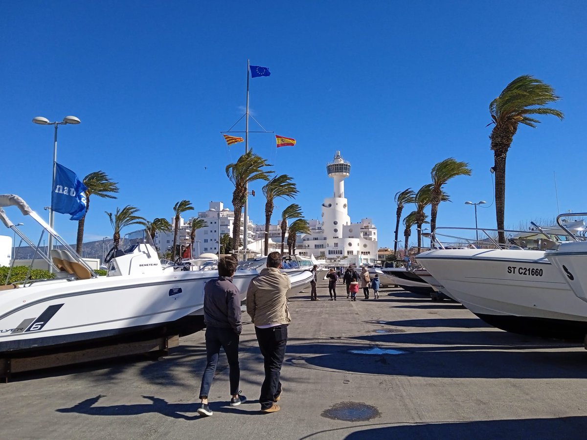 Diumenge de Rams assolellat però ventós.  Així i tot, els professionals nàutics a peu de Fira per atendre tots els clients que ens venen a visitar.
Tenim obert cada dia.  de 10h a 19h00