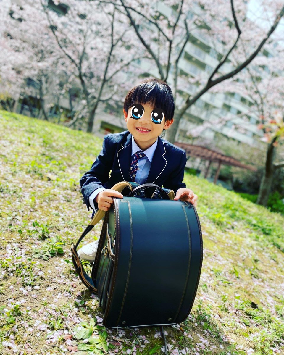 e_ri32's tweet photo. 卒園しました！次は1年生🌸
保育園のお友達は誰もいなくて離れ離れになるし先生たちとも会えないのに本人は特に気にすることも無く、明日から休みか〜！って😂母の方が保育園ロスで喪失感いっぱいです。きっと本人より私の方が保育園大好きだったんかもしれない。先生方々は感謝いっぱいです。 https://t.co/57c0iUwWUS