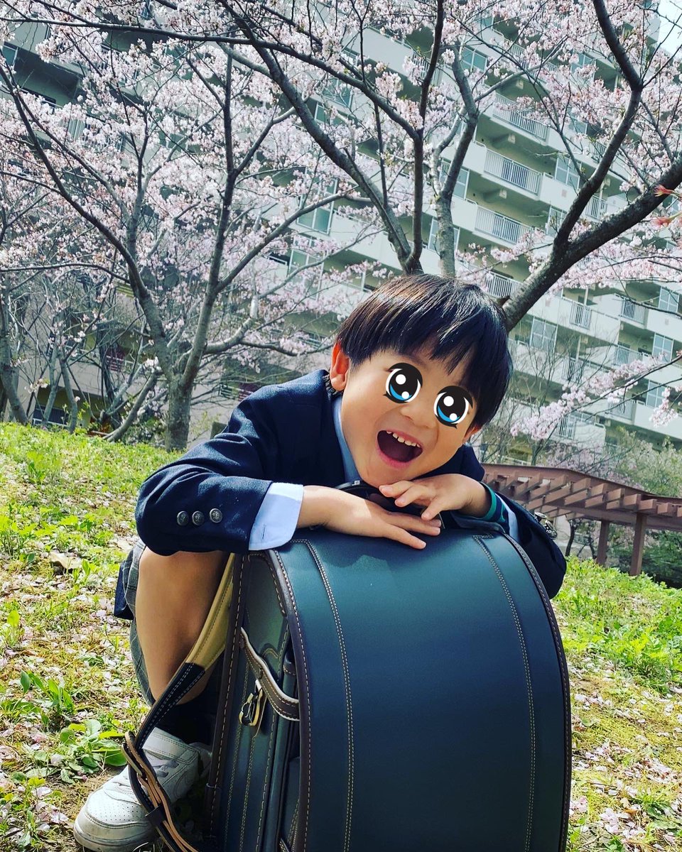 e_ri32's tweet photo. 卒園しました！次は1年生🌸
保育園のお友達は誰もいなくて離れ離れになるし先生たちとも会えないのに本人は特に気にすることも無く、明日から休みか〜！って😂母の方が保育園ロスで喪失感いっぱいです。きっと本人より私の方が保育園大好きだったんかもしれない。先生方々は感謝いっぱいです。 https://t.co/57c0iUwWUS
