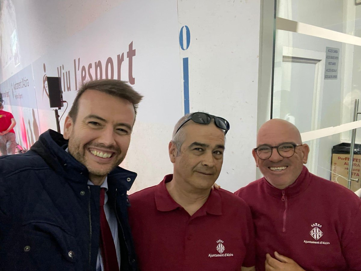 PPAlzira's tweet photo. El portavoz Popular, José Andrés Hernández, en el mundial de pelota que se ha celebrado en Alzira. 

Queremos felicitar al Club de pelota Alzira con Eduardo López al frente,el cual, junto al Ayuntamiento, han hecho posible este mundial. https://t.co/l6Y668N4Jv
