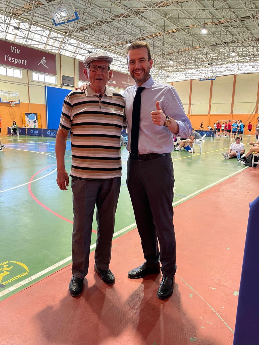 El portavoz Popular, José Andrés Hernández, en el mundial de pelota que se ha celebrado en Alzira. 

Queremos felicitar al Club de pelota Alzira con Eduardo López al frente,el cual, junto al Ayuntamiento, han hecho posible este mundial.