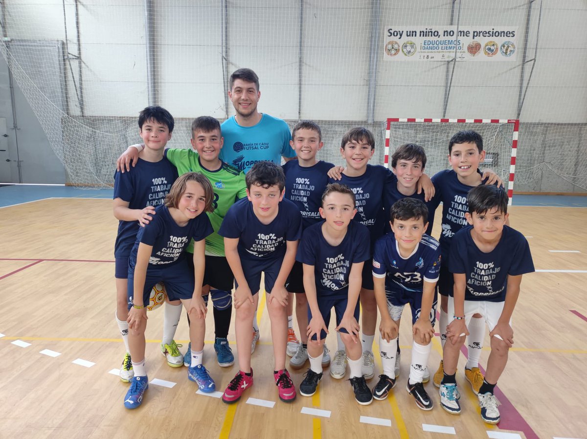 balafuente's tweet photo. Fotón con Pablo Cendán, ex jugador del Mopri de los 4 a los 17 años.
Hace dos temporadas firmó con el Real Betis y actualmente está jugando en el Betis B, en 2ª División de fútbol sala. Un honor 🙆♀️ #moprisala #realbetis #pasionporelsala #aradecidos #futbolsala #⚽️ https://t.co/eh1yPoL6lH