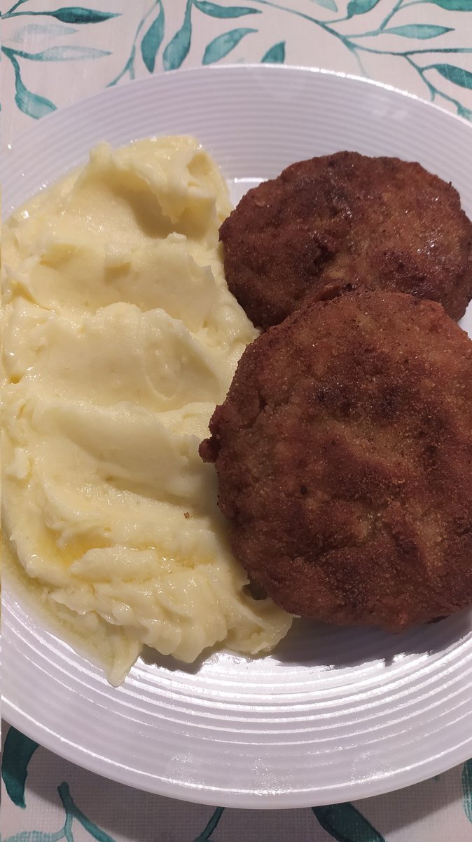 vareckou's tweet photo. Dobrou chuť a hezkou neděli #zeStatku 😉
Telecí vývar, játrové knedlíčky.
Holandský řízek, bramborová kaše.
Šopský salát.
Nepečený dort s ovocem a ovocnou želatinou. https://t.co/pxWzP0CNJN