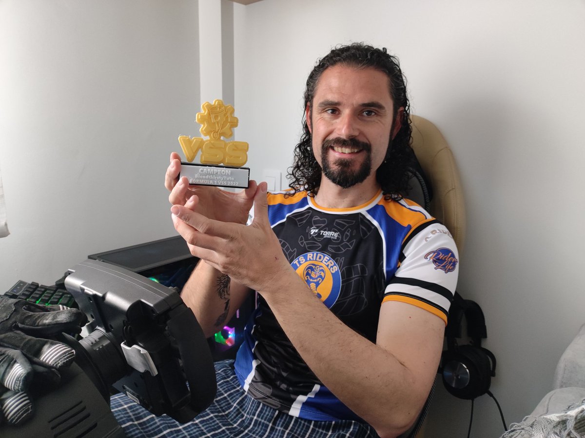 Tuto_54's tweet photo. Vamos con ese trofeo de Campeón de @VirtualSimSport en el champ de F1 de 2022, a veces pasan cosas inesperadas y esta es una de ellas, vamoooooos #forzatuto #NeverGiveUp #MetalSimracer @TS_Riders https://t.co/MkHYfXmxAQ
