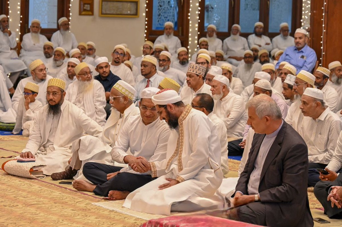 Bohras_FarEast's tweet photo. In reverence of the holy month of #Ramadan, the @Dawoodi_Bohras of #SriLanka hosted our brethren from the Muslim community for a Haflat al-Quran (Quran recitation program) followed by #iftar &amp; dinner.
The event was attended by Govt. officials, scholars, diplomats &amp; professionals. https://t.co/klUWfTAfyV