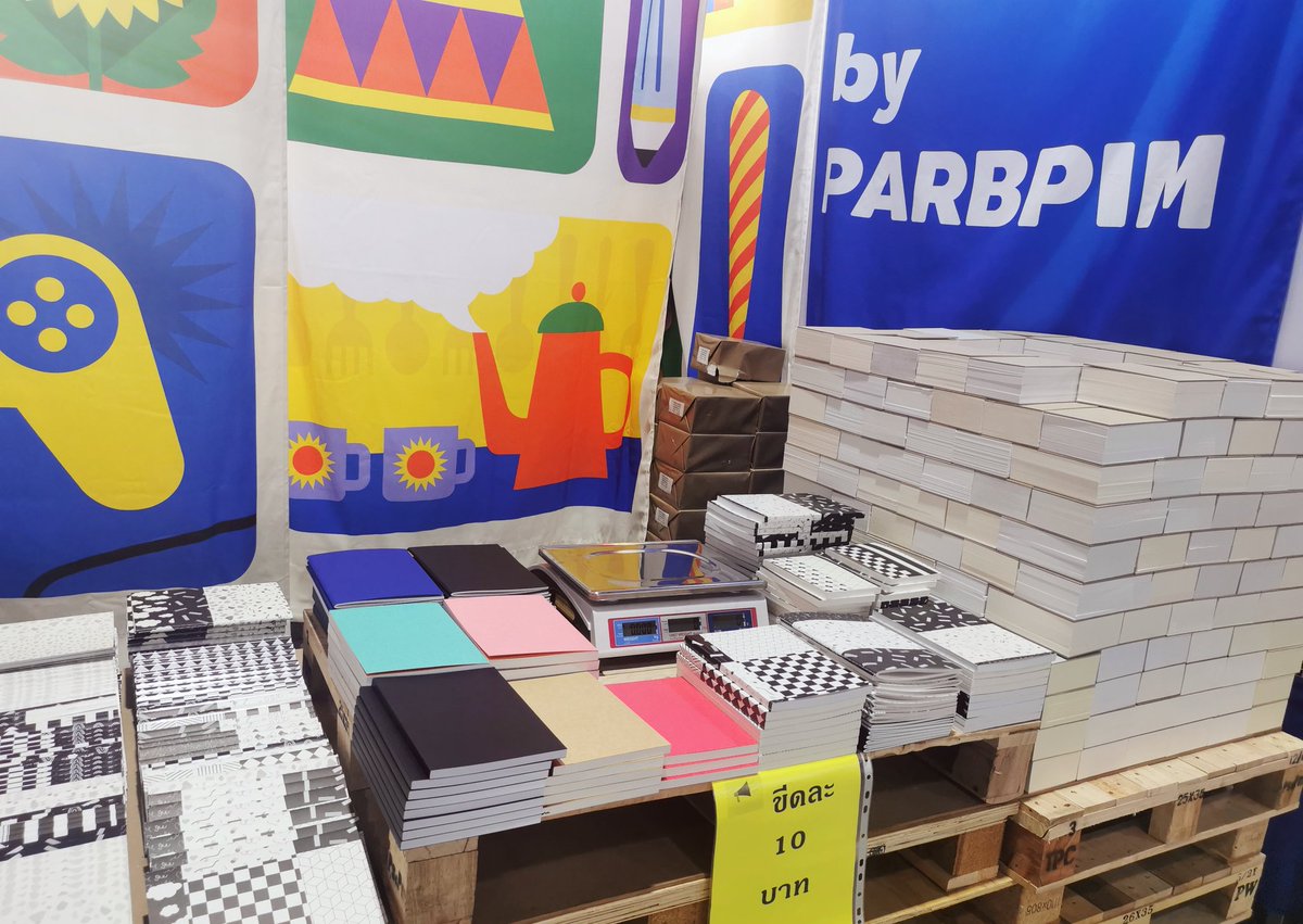 PSpublish's tweet photo. P.S.​ x​ ภาพพิมพ์​ พีเอสขายหนังสือ​ ภาพพิมพ์ขายสมุด​ ไม่ใช่สมุดธรรมดาๆ​ จากกระดาษเหลือใช้ในกระบวนการพิมพ์​คละชนิดกระดาษ​ เท็กเจอร์​ สี​ ขนาด​ ด��ไซน์​ การเข้าเล่ม​ ชั่งกิโลขายสนุกๆ​ เพียง​ขีดละ​ 10​ บาท! ไม่จกตา​ 10​ บาทเท่านั้น​ ที่บูธ​ K15​ จำนวนจำกัดนะ รีบเล้ยยย https://t.co/Ksiqd0zTE3