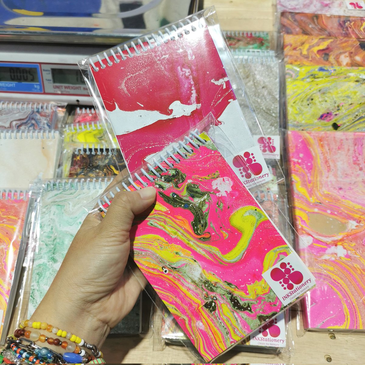 PSpublish's tweet photo. P.S.​ x​ ภาพพิมพ์​ พีเอสขายหนังสือ​ ภาพพิมพ์ขายสมุด​ ไม่ใช่สมุดธรรมดาๆ​ จากกระดาษเหลือใช้ในกระบวนการพิมพ์​คละชนิดกระดาษ​ เท็กเจอร์​ สี​ ขนาด​ ด��ไซน์​ การเข้าเล่ม​ ชั่งกิโลขายสนุกๆ​ เพียง​ขีดละ​ 10​ บาท! ไม่จกตา​ 10​ บาทเท่านั้น​ ที่บูธ​ K15​ จำนวนจำกัดนะ รีบเล้ยยย https://t.co/Ksiqd0zTE3