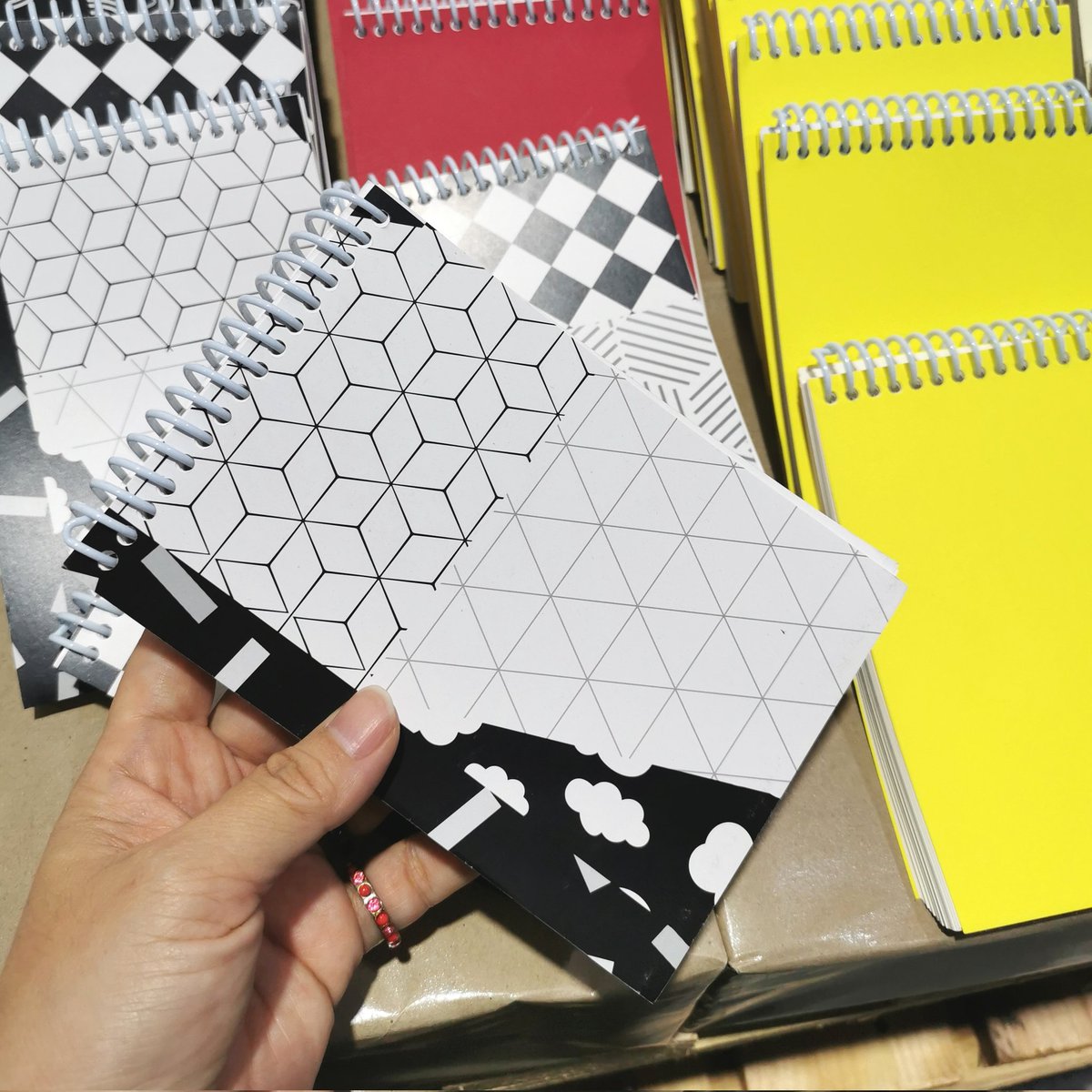 P.S.​ x​ ภาพพิมพ์​ พีเอสขายหนังสือ​ ภาพพิมพ์ขายสมุด​ ไม่ใช่สมุดธรรมดาๆ​ จากกระดาษเหลือใช้ในกระบวนการพิมพ์​คละชนิดกระดาษ​ เท็กเจอร์​ สี​ ขนาด​ ดีไซน์​ การเข้าเล่ม​ ชั่งกิโลขายสนุกๆ​ เพียง​ขีดละ​ 10​ บาท! ไม่จกตา​ 10​ บาทเท่านั้น​ ที่บูธ​ K15​ จำนวนจำกัดนะ รีบเล้ยยย