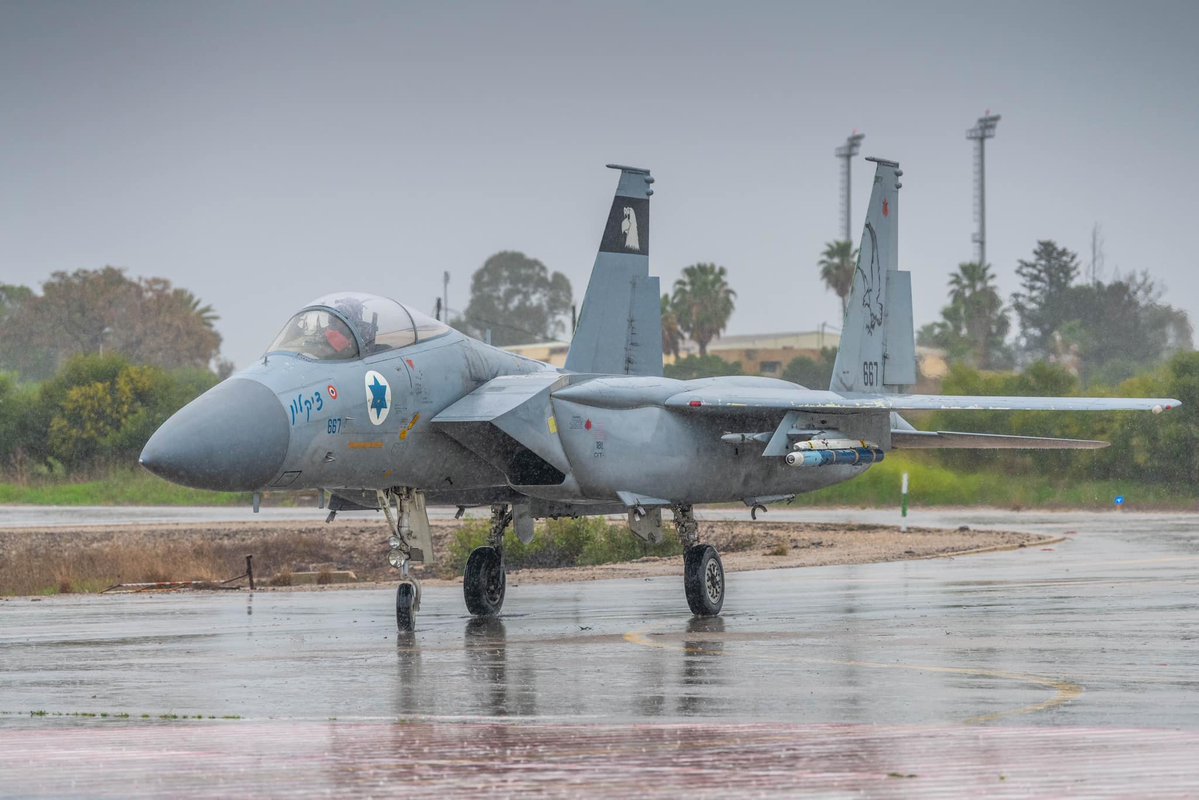 Roberto_yeager's tweet photo. Depredador bajo la lluvia, #McDD F-15A #Eagle (aunque en #Israel se les bautizó como #Baz, #Halcon), con su propia #KillMark. Notar los #FAST de diseño autóctono, tal y como nos enseñó dcarrion (allá donde esté, un saludo🫡) #F15 #IAF https://t.co/B2mmKWLIeq