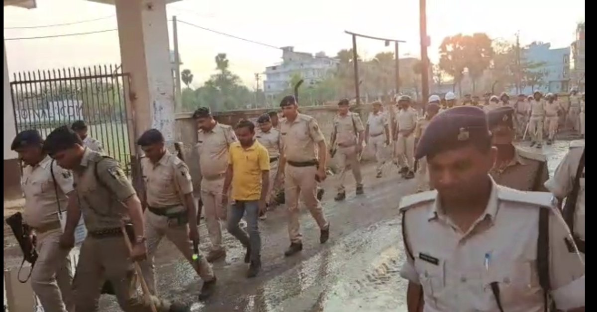 PoliceNalanda's tweet photo. पुलिस प्रशासन नालंदा के द्वारा जिले में शांति एवं सौहार्द बनाय रखने के लिए फ्लैग मार्च किया गया।
@bihar_police https://t.co/wj0zxo66C2