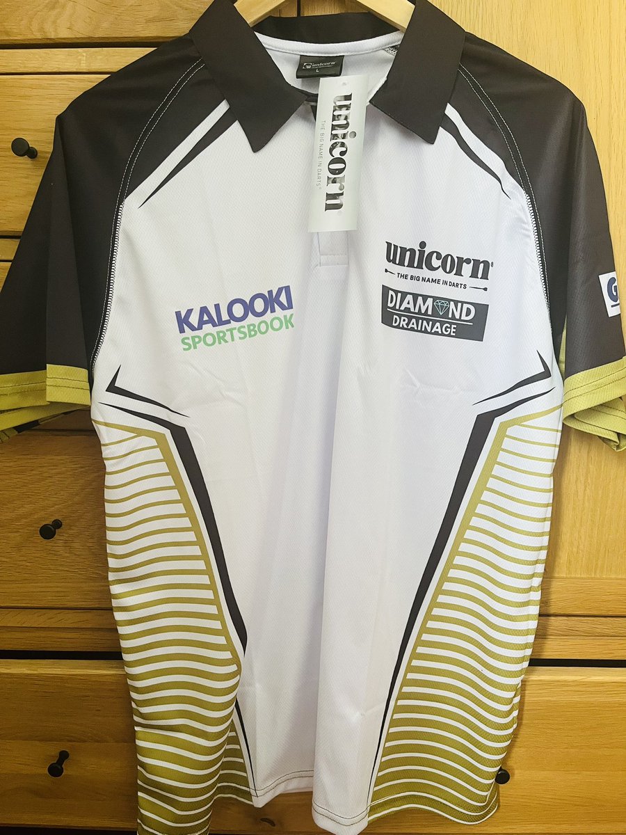 RossSmith180's tweet photo. 🚨SHIRT GIVEAWAY🚨 

I’m giving away one of my new shirts 👕 and I’ll sign it ✍️ 

To enter: 

❤️ Like
🔄 Retweet
🤳Follow Me
🤳Follow @UnicornDarts 
🤳Follow @KalookiR 
🤳Follow @DiamondDrainLtd 
🤳Follow @GSE_Group 
🤳Follow @DartsOrakel

Winner announced next Sunday night ⭐️ https://t.co/Jh8dXjUPUh