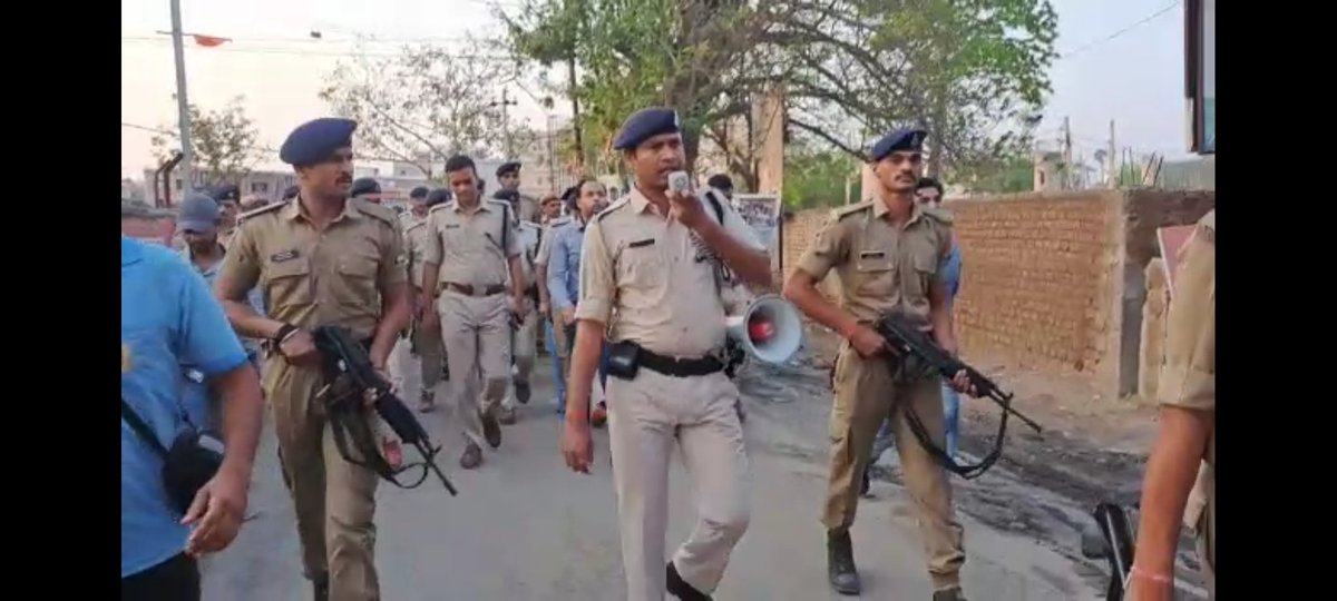 PoliceNalanda's tweet photo. पुलिस प्रशासन नालंदा के द्वारा जिले में शांति एवं सौहार्द बनाय रखने के लिए फ्लैग मार्च किया गया।
@bihar_police https://t.co/wj0zxo66C2
