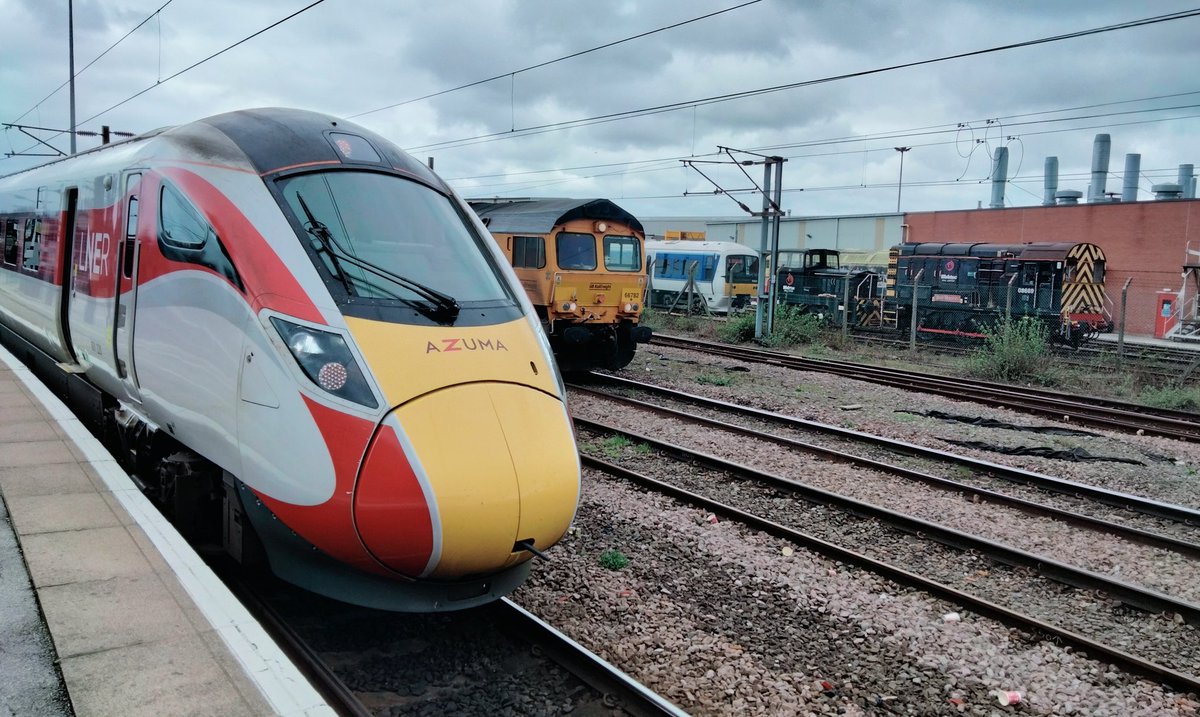 6 different types / classes in 1 shot.... Azuma 800/01, GBRF class 66, Chiltern 165, 166V 'Pammy', Class 47, 08 Gronk at Doncaster Station yesterday afternoon 
#trains #class165 #class47 #class66 #class08 #Azuma