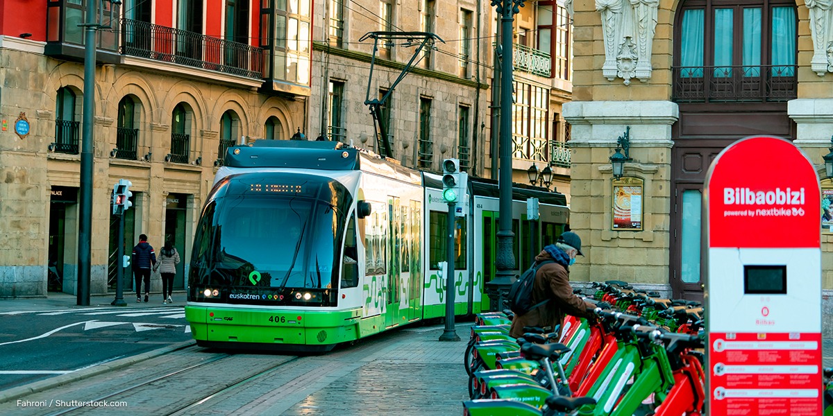 #Bilbao es una de nuestras ciudades comprometidas con la movilidad sostenible 👏 y lo demuestra ofreciendo medios de transporte como el tranvía 🚃 o la bicicleta. 

👉  bit.ly/3mi5rOJ 

#TeMerecesEspaña #VisitSpain #SpainUrban #Sustainability <a href="/BilbaoTurismo/">Bilbao Turismo</a> <a href="/I_Euskadi/">Visit Euskadi</a>