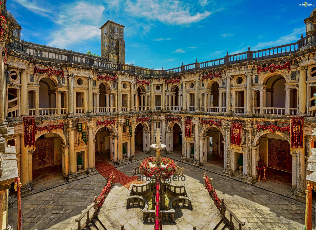 arteviajero_com's tweet photo. El Convento de Cristo en Tomar (Portugal) es un maravilloso conjunto arquitectónico que abarca desde el estilo Románico hasta el Renacimiento. Esta joya fue declarada Patrimonio de la Humanidad en 1983 #FelizDomingo #BuenosDias https://t.co/dFWIzPdorQ