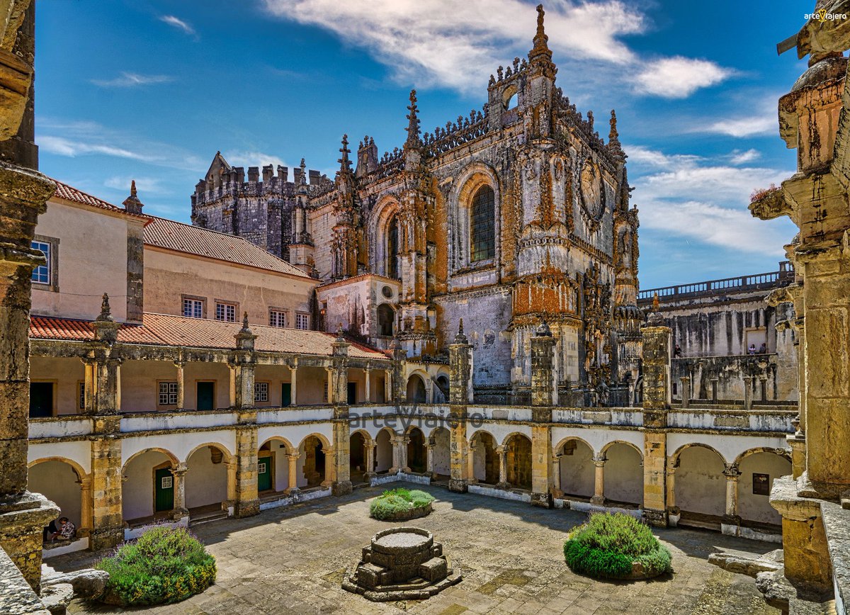 arteviajero_com's tweet photo. El Convento de Cristo en Tomar (Portugal) es un maravilloso conjunto arquitectónico que abarca desde el estilo Románico hasta el Renacimiento. Esta joya fue declarada Patrimonio de la Humanidad en 1983 #FelizDomingo #BuenosDias https://t.co/dFWIzPdorQ