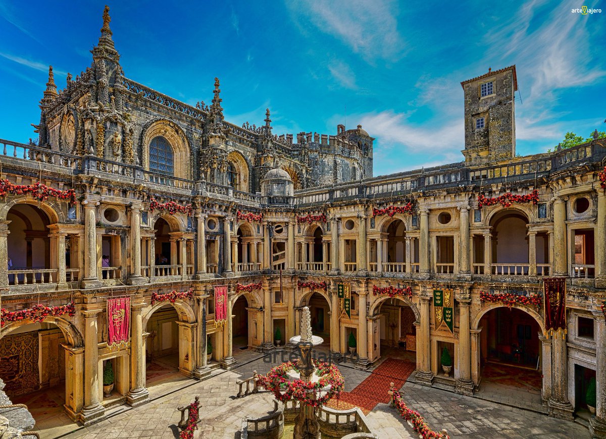 arteviajero_com's tweet photo. El Convento de Cristo en Tomar (Portugal) es un maravilloso conjunto arquitectónico que abarca desde el estilo Románico hasta el Renacimiento. Esta joya fue declarada Patrimonio de la Humanidad en 1983 #FelizDomingo #BuenosDias https://t.co/dFWIzPdorQ