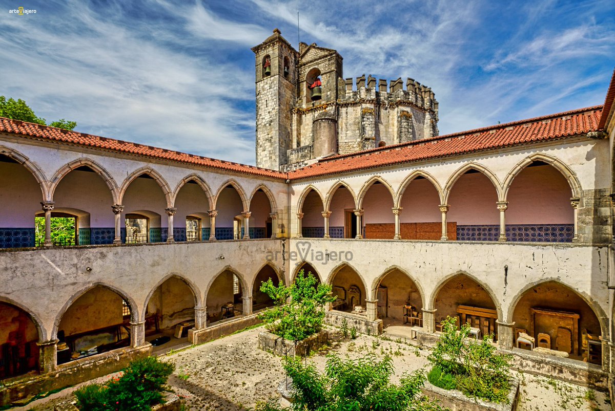 arteviajero_com's tweet photo. El Convento de Cristo en Tomar (Portugal) es un maravilloso conjunto arquitectónico que abarca desde el estilo Románico hasta el Renacimiento. Esta joya fue declarada Patrimonio de la Humanidad en 1983 #FelizDomingo #BuenosDias https://t.co/dFWIzPdorQ