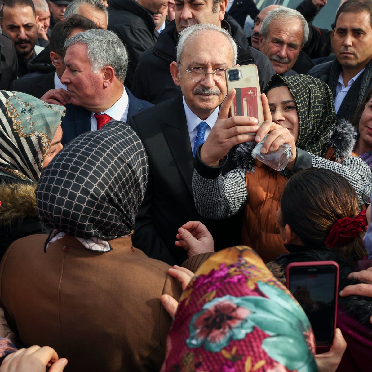 gurseltekin34's tweet photo. Erdoğan kazanırsa dolar 40 lira olur. Enflasyon patlar, patatesin kilosu 50 liraya, kıymanın kilosu da 1000 liraya çıkar. Neden? Çünkü ne ekonomi bilgisi var ne kadrosu var. Gözleri parıldak Nebati bile milletvekili oluyor.

Millet İttifakı’nın kadrosu yıldızlar karması gibi. Alanında parmakla gösterilenler uzmanlar, bilim insanları, akademisyenler, işi bilenler iş başına geçecek. Program hazır. Çok az kaldı Türkiye’de yüzler gülecek.