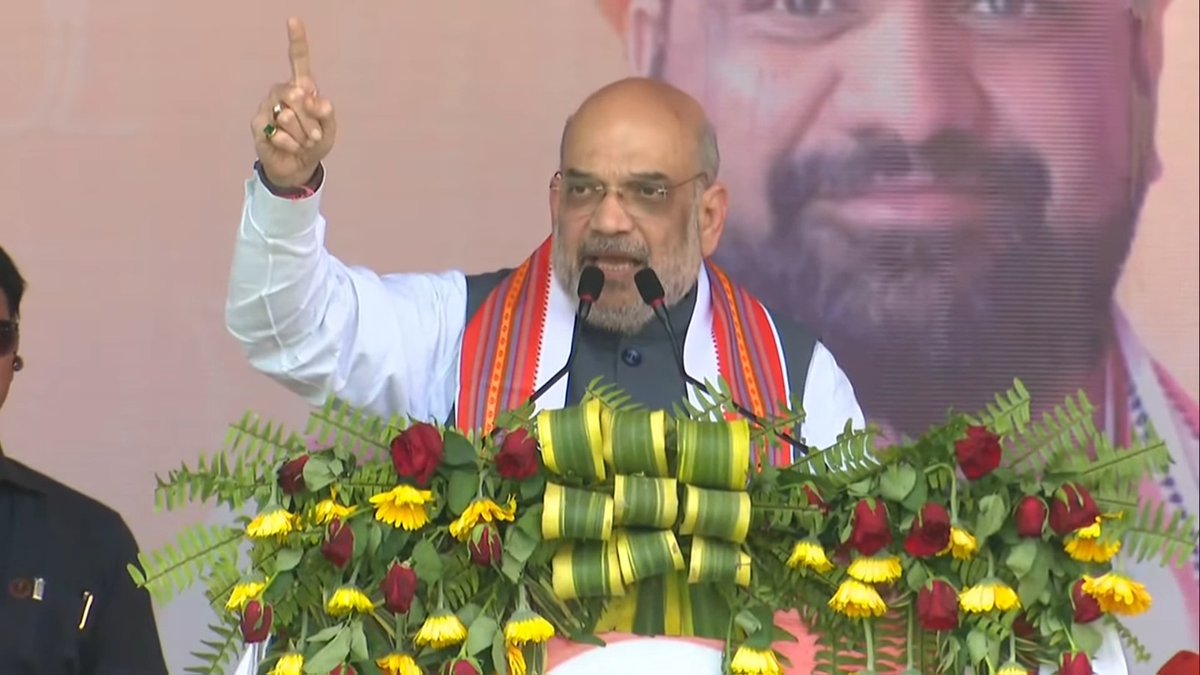 BJP4Bihar's tweet photo. "2024 में मोदी जी को पूर्ण बहुमत दीजिए और 2025 में बिहार में भाजपा की सरकार बनाइए... इन दंगा करने वालों को उल्टा लटका कर सीधा करने का काम भाजपा करेगी।"

आज नवादा के हिसुआ में देश के यशस्वी गृह और सहकारिता मंत्री श्री @AmitShah जी ने उपस्थित विशाल जनसमूह को संबोधित किया। 

+ https://t.co/9cflwNT7Zc