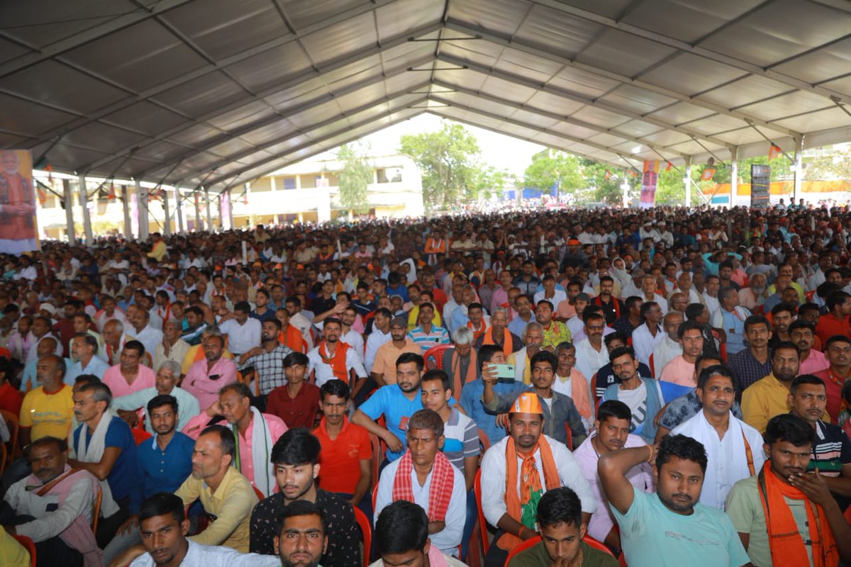 BJP4Bihar's tweet photo. "2024 में मोदी जी को पूर्ण बहुमत दीजिए और 2025 में बिहार में भाजपा की सरकार बनाइए... इन दंगा करने वालों को उल्टा लटका कर सीधा करने का काम भाजपा करेगी।"

आज नवादा के हिसुआ में देश के यशस्वी गृह और सहकारिता मंत्री श्री @AmitShah जी ने उपस्थित विशाल जनसमूह को संबोधित किया। 

+ https://t.co/9cflwNT7Zc