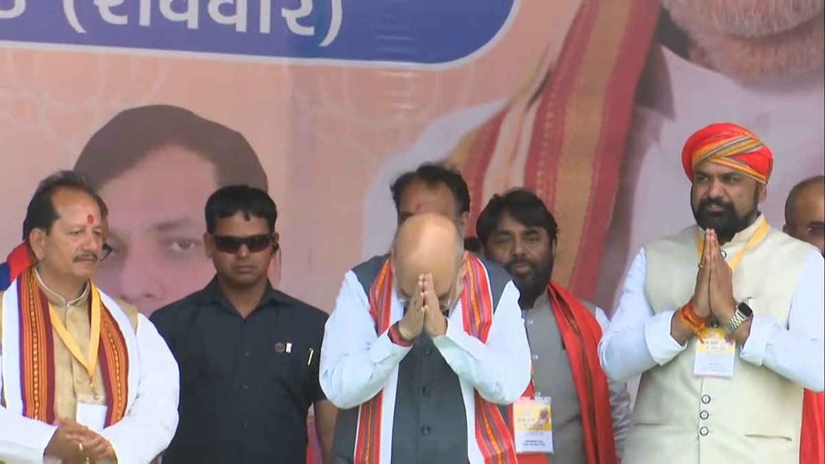 BJP4Bihar's tweet photo. "2024 में मोदी जी को पूर्ण बहुमत दीजिए और 2025 में बिहार में भाजपा की सरकार बनाइए... इन दंगा करने वालों को उल्टा लटका कर सीधा करने का काम भाजपा करेगी।"

आज नवादा के हिसुआ में देश के यशस्वी गृह और सहकारिता मंत्री श्री @AmitShah जी ने उपस्थित विशाल जनसमूह को संबोधित किया। 

+ https://t.co/9cflwNT7Zc