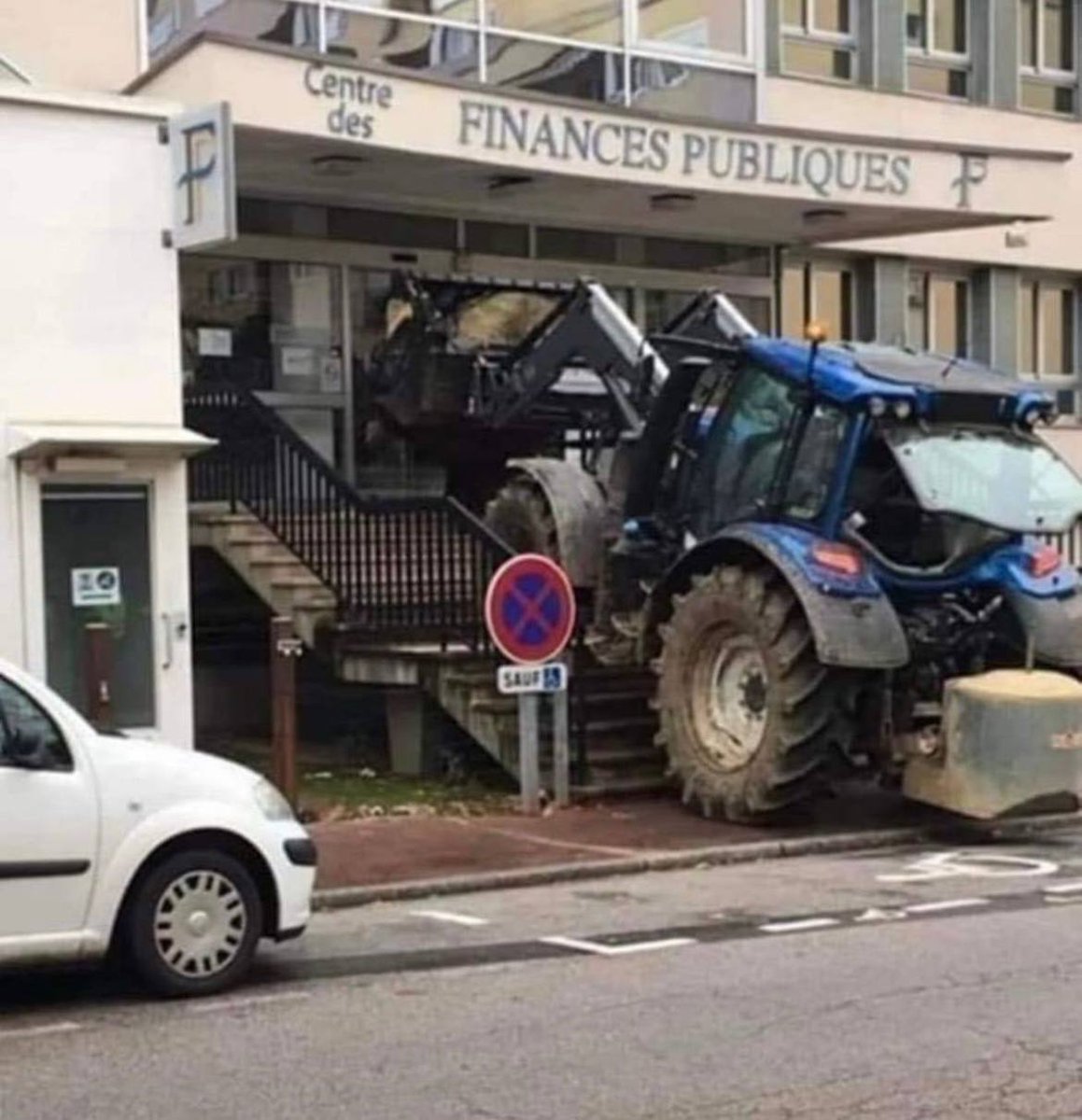 SprinterPress's tweet photo. French farmers try to reach the government directly https://t.co/EtIAGvS7ys
