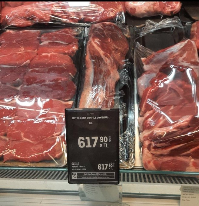 Yok artık! Dana bonfile lokum'un kilosu 617,90 TL! 
Fiyat artışlarını kontrol edemedikten sonra, asgari ücreti, en düşük emekli maaşını sürekli artırsanız ne olacak?  
Yaparsa kim yaparmış?