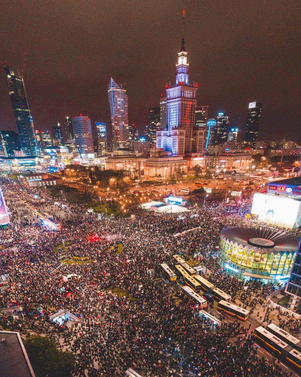 AndrzejSzaja's tweet image. Strajk kobiet w obronie prawa do aborcji vs marsz w obronie papieża