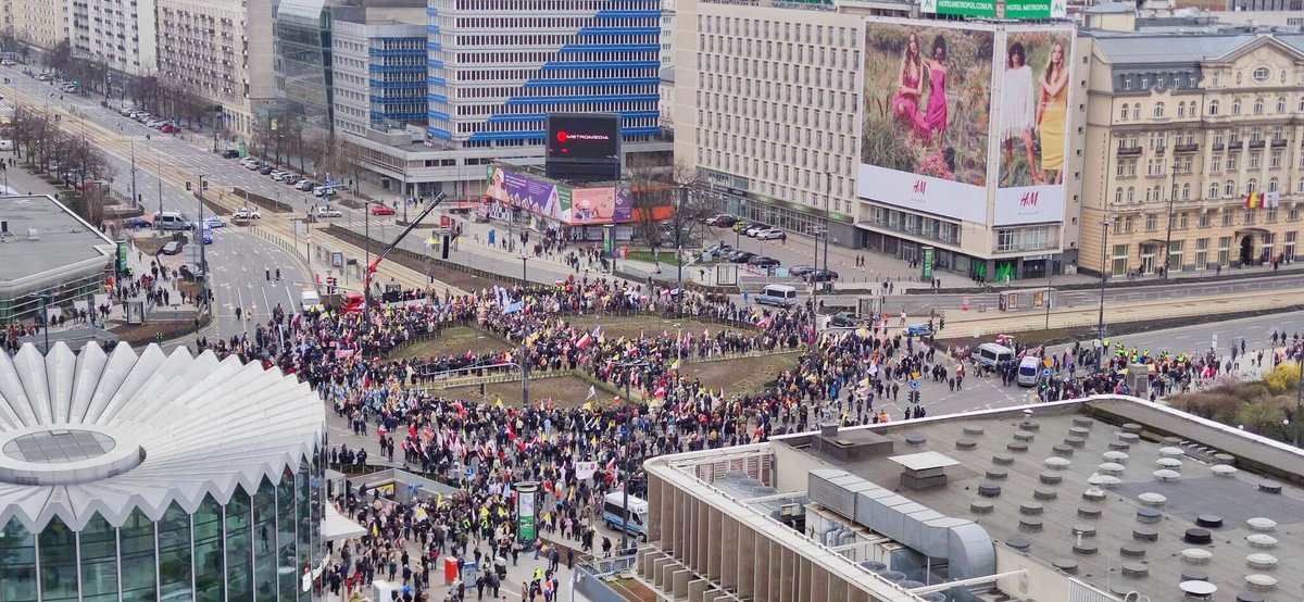 AndrzejSzaja's tweet image. Strajk kobiet w obronie prawa do aborcji vs marsz w obronie papieża
